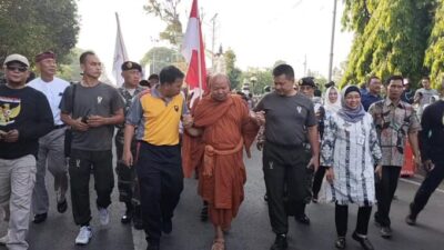 32 Biksu Jelajahi Pesona Jalur Pantura dalam Perjalanan Menuju Candi Borobudur