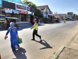 Pasar Sedang Ramai, Kanit Lantas Polsek Kragan Rembang Lakukan Turlalin