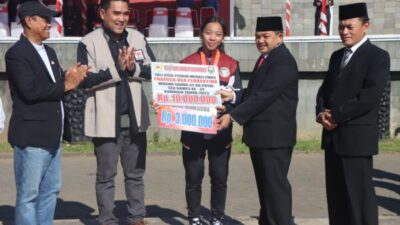 Bupati Semarang Beri Tali Asih pada Peraih Medali Emas SEA Games