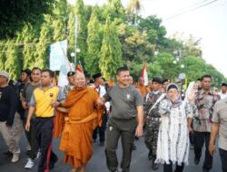 Perjalanan Spiritual Biksu Menuju Candi Borobudur Menarik Perhatian Warga Batang