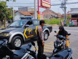 Personel Polsek Bonang Mengimbau Ke Pengendara Yang Sedang Parkir Di Alfamart