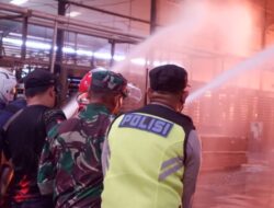 Anggota TNI Polri Bantu Padamkan Api Bersama Pemadam Kebakaran Batang