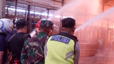 Personil TNI Polri Batang dan Damkar Berjibaku Padamkan Kobaran Api