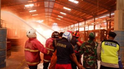 Personel TNI Polri dan Damkar Gotong Royong Padamkan Kobaran Api