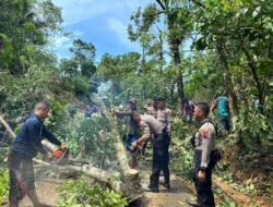 Polisi Bersihkan Material Sisa Longsor di Jalan Penghubung Banjarnegara Kebumen