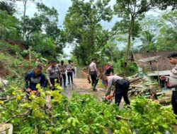 Polisi Bersihkan Sisa Longsor di Jalan Penghubung Banjarnegara Kebumen