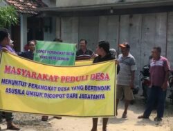 Protes Massa: Warga Rembang Datangi Balai Desa Tuntut Oknum Perangkat Desa Dicopot