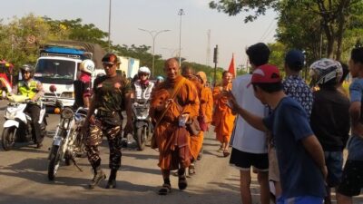 Perjalanan Spiritual: Biksu Thudong Sampai Semarang, Disambut Ratusan Warga