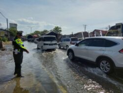Satlantas Polres Demak Terjunkan Personel Atur Lalu Lintas di Lokasi Banjir Rob Sayung