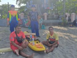 Satpolairud Polres Pangandaran Siaga Memantau Aktivitas Pengunjung Pantai Pangandaran