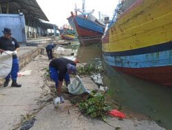 Sat Polairud Polresta Pati Bersihkan Sampah Di Sungai Silugonggo