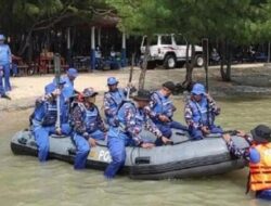 Satpolairud Polresta Pati Latihan SAR Perairan di Pantai Wates Rembang
