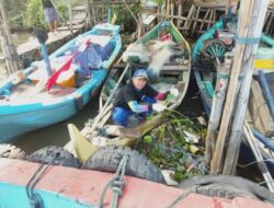 Sat Polairud Polresta Pati Ikut Bersihkan Sampah Di Sungai Silugonggo
