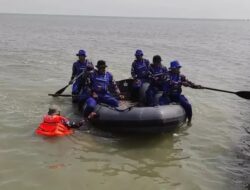 Sat Polairud Polresta Pati Latihan SAR Perairan di Pantai Wates Rembang