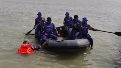 Sat Polairud Polresta Pati Berlatih SAR Perairan di Pantai Wates Rembang