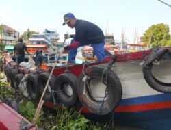 Satpolairud Polresta Pati Membersihkan Sampah Di Sungai Silugonggo
