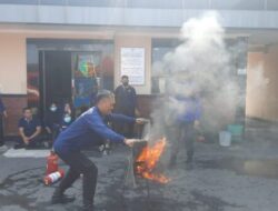 Sie Dokkes Polres Sukoharjo Berlatih Menghadapi Skenario Kebakaran