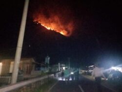 Sigap! Polres Humbang Terjun Langsung Memadamkan Api Karhutla Di Desa Sinambela Kec.Bakara