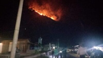 Sigap! Polres Humbang Terjun Langsung Memadamkan Api Karhutla Di Desa Sinambela Kec.Bakara