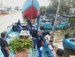 Sinergitas Satpolairud Bersama Instansi Maritim dan Masyarakat Bersihkan Sampah Di Sungai Silugonggo Juwana