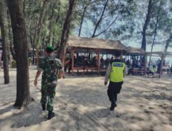 Sinergitas TNI-Polri Di Rembang, Memantau Keamanan Pengunjung Wisata Pantai