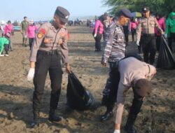 TNI-Polri Bersihkan Sampah di Pantai Pangandaran