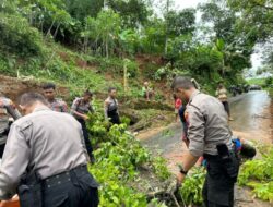 Polisi Membersihkan Material Longsor Di Jalan Penghubung Banjarnegara Kebumen