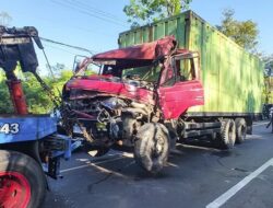 Truk Tronton Sodok Traktor Head di Jalan Semarang-Solo