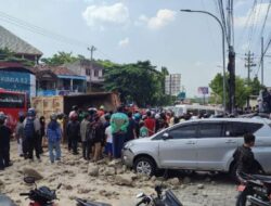 Polrestabes Semarang Usut Tabrakan Maut Truk Pasir Timpa Mobil di Semarang
