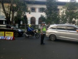 Anggota Polsek Bandung Wetan melaksanakan pengaturan zona sekolah di Wilayah hukum Bandung Wetan