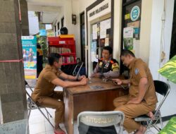 Anggota Polsek Bojongloa kidul melaksanakan patroli dialogis ke Kantor Kelurahan Situsaer