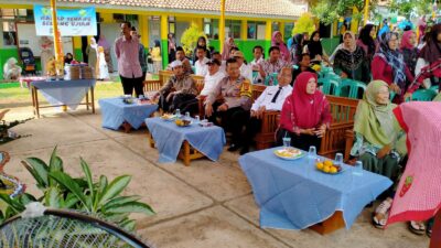 Anggota Polsek Sukadana Hadiri acara kelulusan SDN 1 Ciparigi