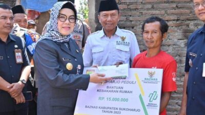 Berikan Bantuan Korban Kebakaran Rumah, Bupati Sukoharjo Berharap Rumah Kembali Terbangun