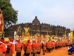 Berjalan Kaki ke Candi Mendut Menuju Borobudur, Warga Magelang Antusias Lihat Tradisi Kirab Waisak!