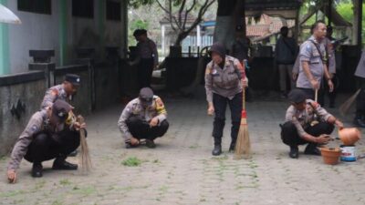 Anggota Polres Sukoharjo Bersihkan Situs Budaya Petilasan Kraton Kartasura