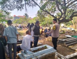 Bhabinkamtibmas Antar Pemakaman warga yang Wafat ke TPU Dusun Ulekan