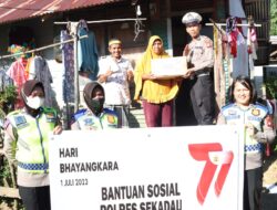 Memeriahkan Hari Bhayangkara ke-77, Polres Sekadau Salurkan 195 Paket Sembako Kepada Warga Kurang Mampu