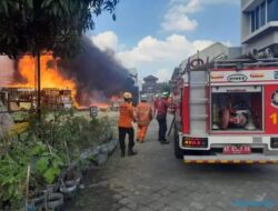 Bikin Panik, Palet Kayu Terbakar Dekat Perumahan di Wirun Sukoharjo