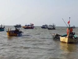 Ratusan Nelayan di Rembang Tak Berani Melaut Akibat Gelombang Tinggi