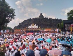 Detik-detik Waisak 2023 di Candi Borobudur Magelang, Ribuan Umat Buddha Khusyuk Beribadah