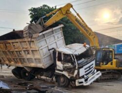 Dua Orang Tewas dalam Insiden Truk Pasir Timpa Mobil di Semarang