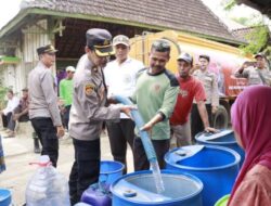 HUT Bhayangkara 77, Polres Rembang Menggelar Baksos Pembagian Air Bersih