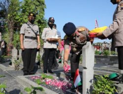 HUT Bhayangkara ke-77, Polda Jateng Kenang Jasa Pahlawan dengan Tabur Bunga dan Ziarah Makam