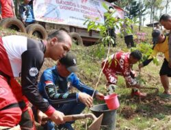 Hari Bhayangkara ke 77, Polres Batang Tanam Pohon di Banyuputih
