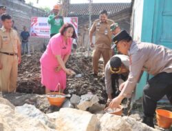 HUT Bhayangkara ke 77, Polres Sukoharjo Bedah Rumah Warga