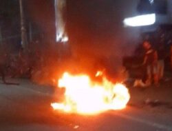 Honda Karisma Milik Pemuda Ini Terbakar saat Asyik Nongkrong di Jalan Pahlawan Semarang