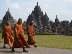 Jokowi Ucapkan Selamat Waisak, Kagumi Para Biksu Berjalan Kaki ke Borobudur