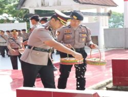 Kapolres Humbahas Melakukan Upacara Ziarah Dan Tabur Bunga di TMP Tangsi Tarutung