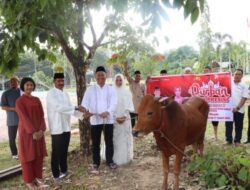 Kapolres Lamandau Serahkan Hewan Qurban ke Masjid Ar-Rizzal