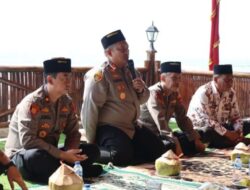 Kapolres Rembang Laksanakan Kegiatan Jum’at Curhat di Pantai Balongan Kragan